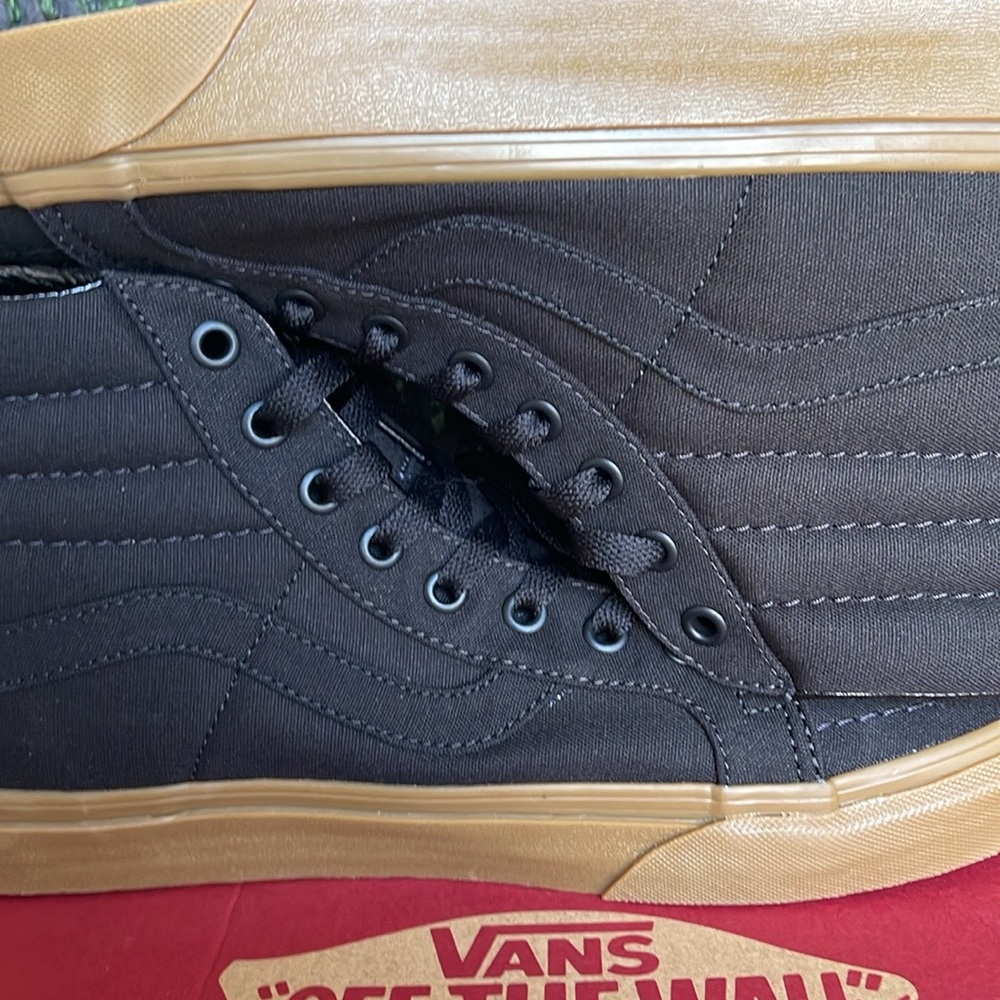 Vans Men’s Sk8-Hi Reissue (Canvas Gum) Black/Lghtgm
VN0A2XSBL0D
Sneakers - Picture 15 of 16